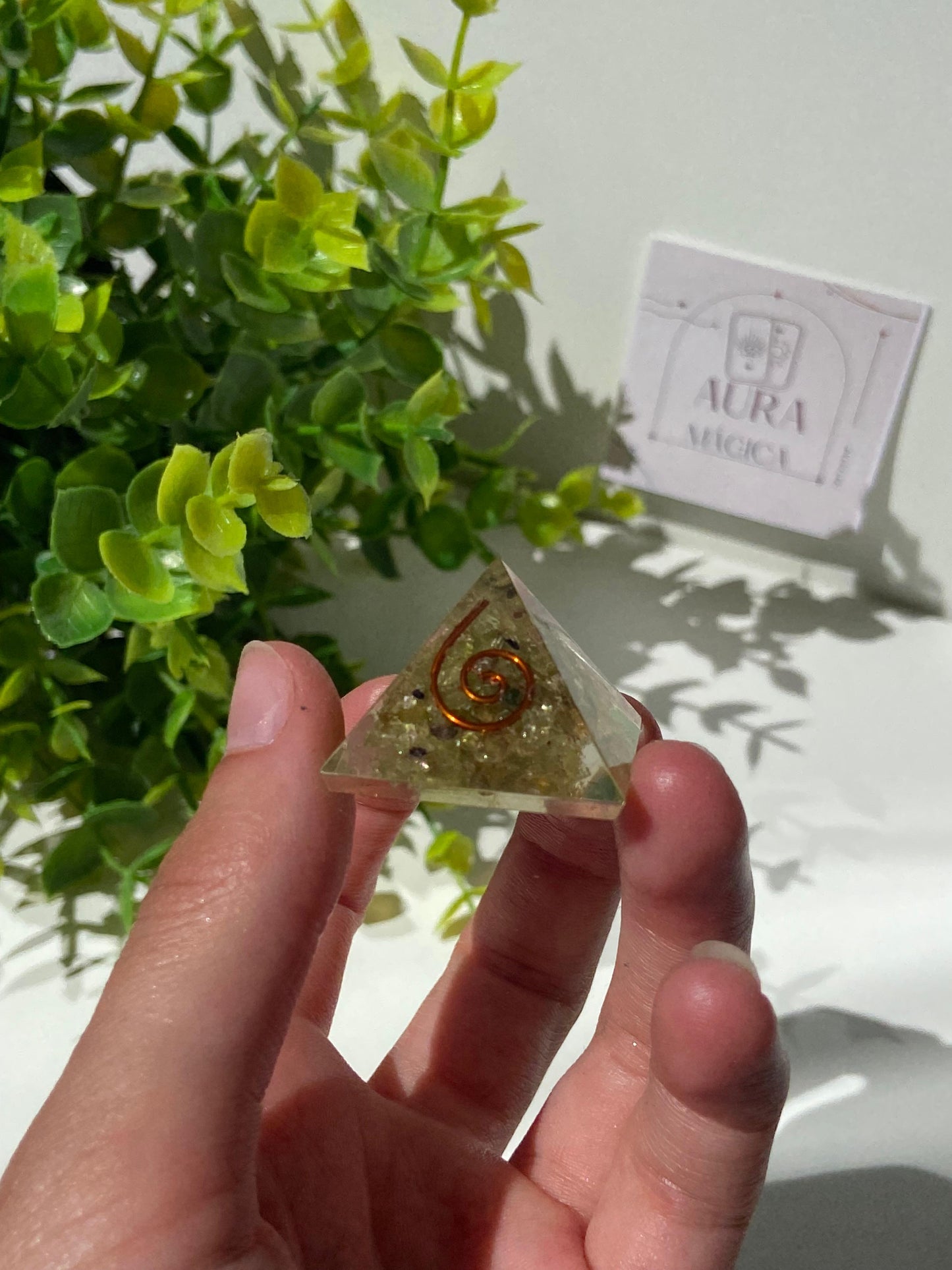 Pirámide Orgonita de Peridoto en Resina con Espiral