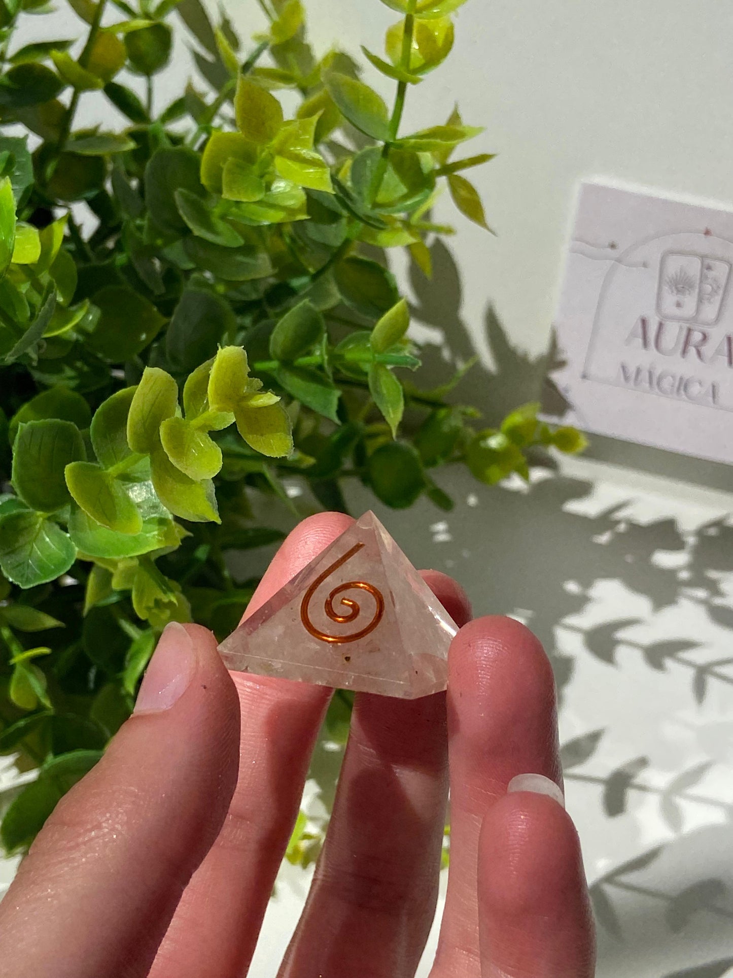 Pirámide Orgonita De Cuarzo Rosa En Resina Con Espiral