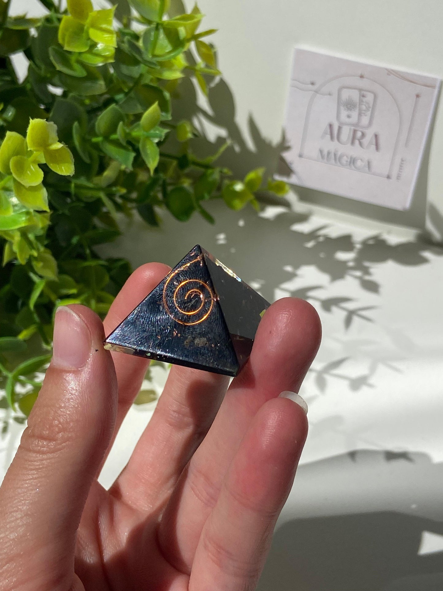 Pirámide Orgonita de Shungit en Resina con Espiral