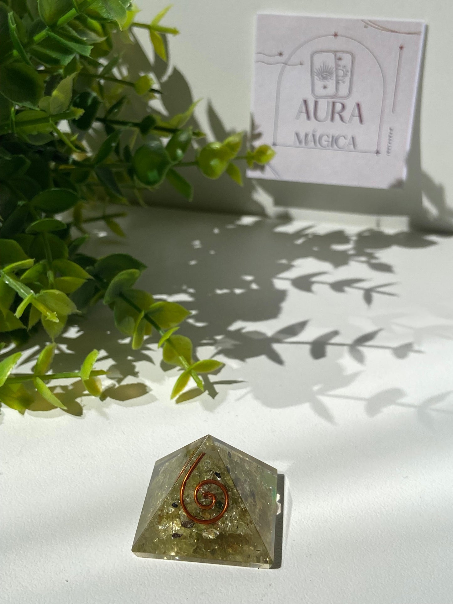 Pirámide Orgonita de Peridoto en Resina con Espiral