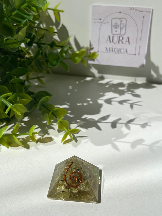 Pirámide Orgonita de Peridoto en Resina con Espiral