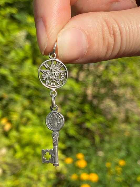Colgante de Llave San Benito y Tetragrámaton en Plata de Ley 925 Envejecida